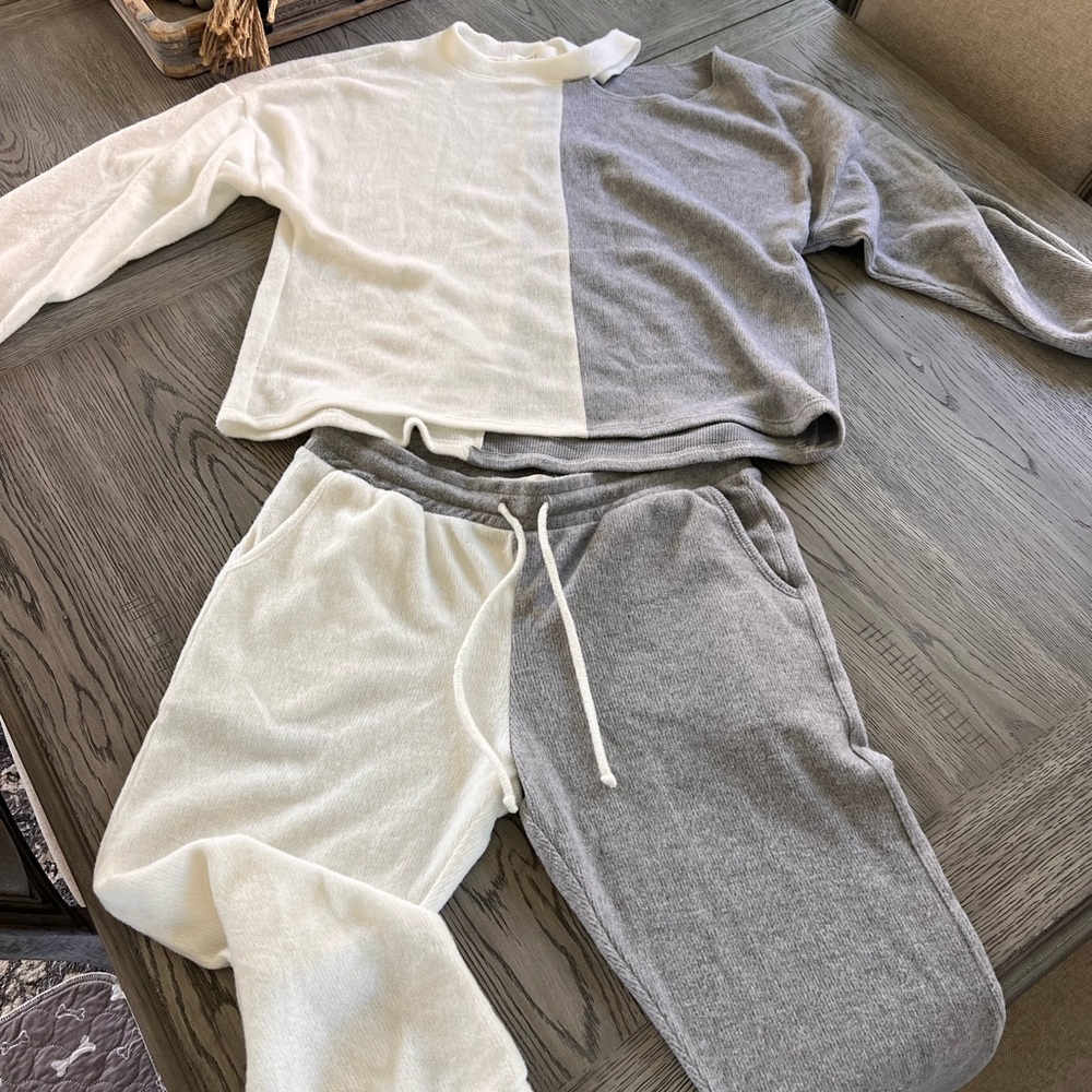 Vintage Havana 2 piece lounge set, never worn
